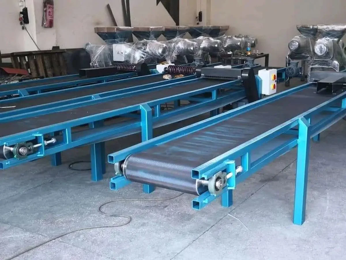 CEUS Makine üretim tesisinde taşıma bantları